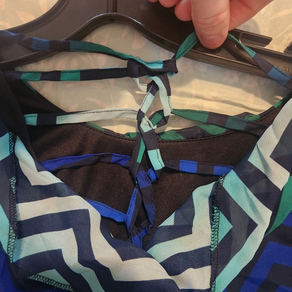 Beautiful women's dress size small - Picture 2 of 4